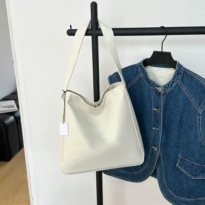 Sac à main carré porté épaule, imperméable