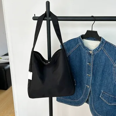 Sac à main carré porté épaule, imperméable – image 2