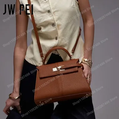 Sac à main mini en cuir verni à bandoulière – image 3